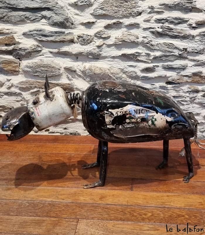 Hipopotame en metal recyclé