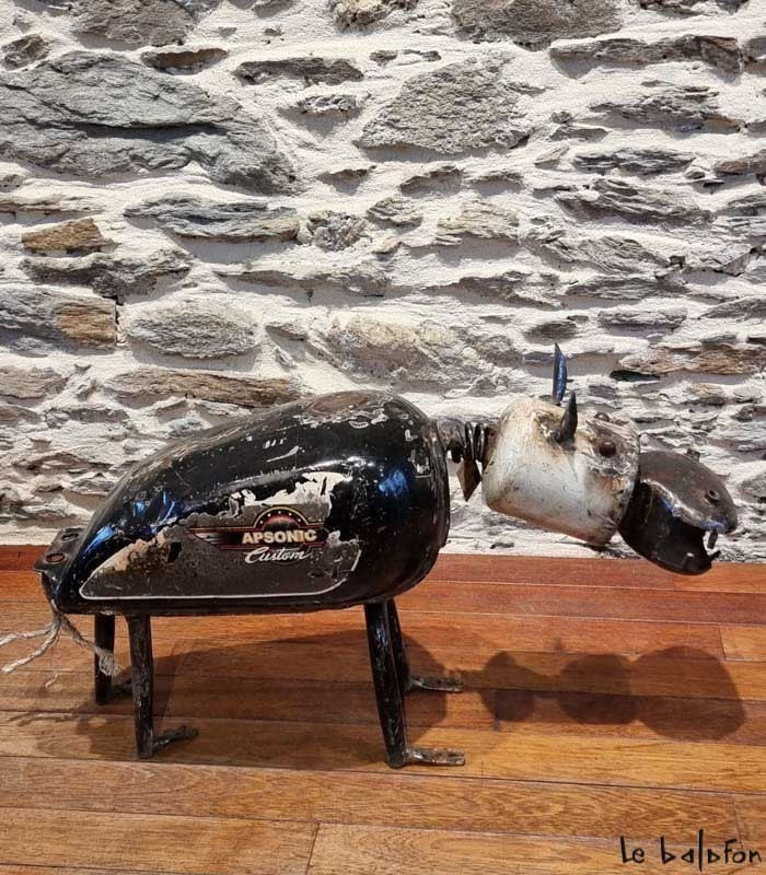 Hipopotame en metal recyclé