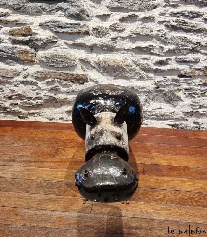 Hipopotame en metal recyclé