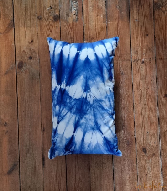 Coussin tie and dye bleu 30x50