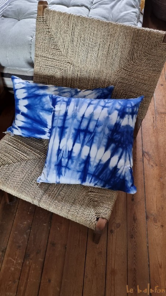 Coussin tie and dye bleu 30x50
