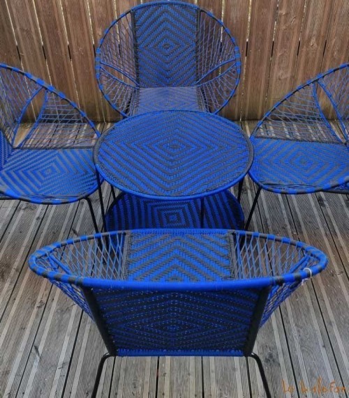 Salon de jardin motifs losange bleu roi et noir