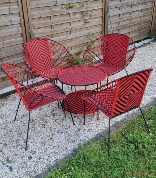 Salon de jardin en fil de pêche noir et rouge