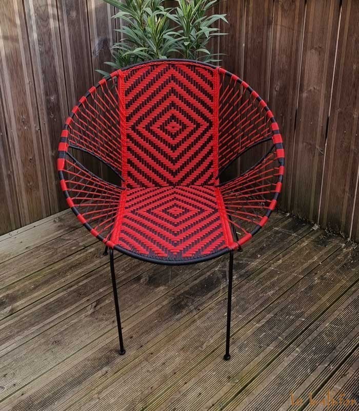 Chaise de jardin rouge et noir