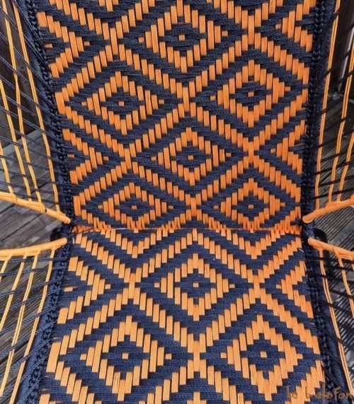 Chaise de jardin orange et noir motifs losange