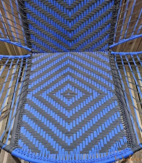 Chaise de jardin bleu klein et noir motifs losange