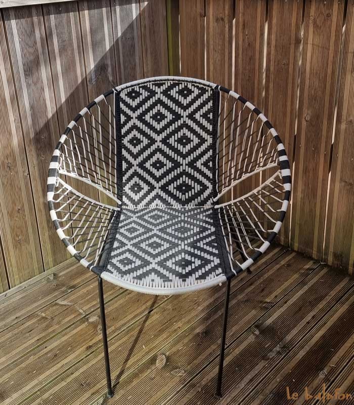 Chaise de jardin noir et blanc motifs losange