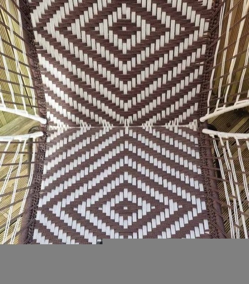 Chaise de jardin marron et blanc motifs losange