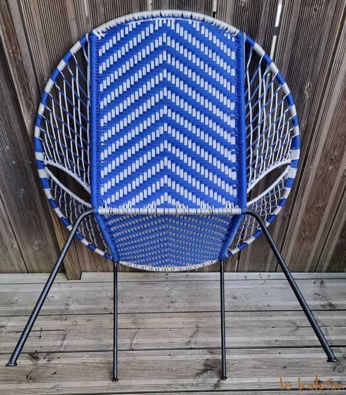 Chaise de jardin bleu électrique et blanc motif chevron