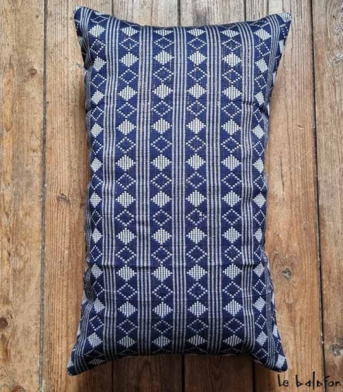 Coussin en pagne tissé 30x50 fond bleu