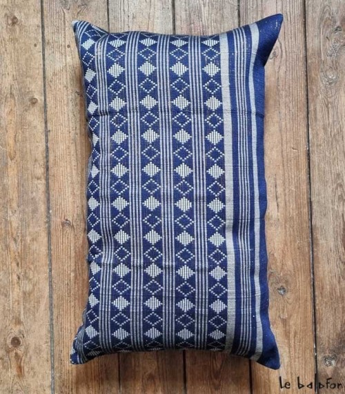 Coussin en pagne tissé 30x50 fond bleu