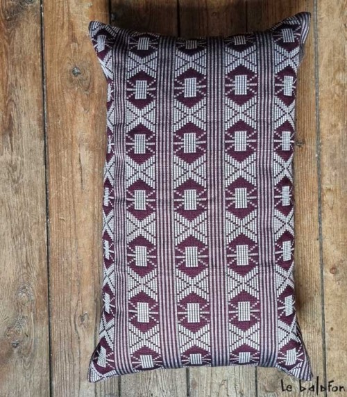 Coussin en pagne tissé 30x50 bordeau et blanc