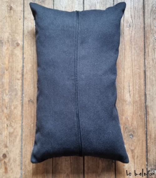 Coussin en pagne tissé 30x50 noir et blanc