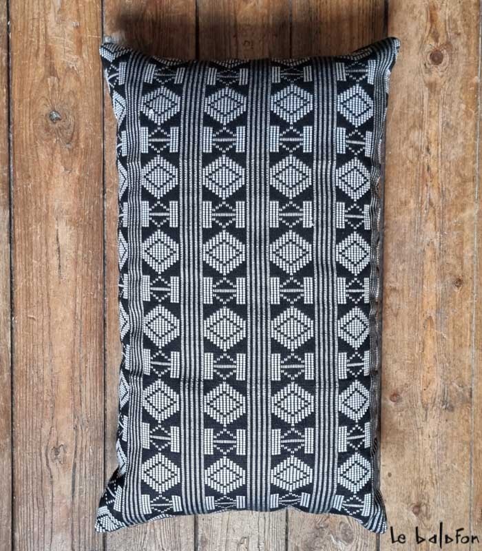 Coussin en pagne tissé 30x50 noir et blanc