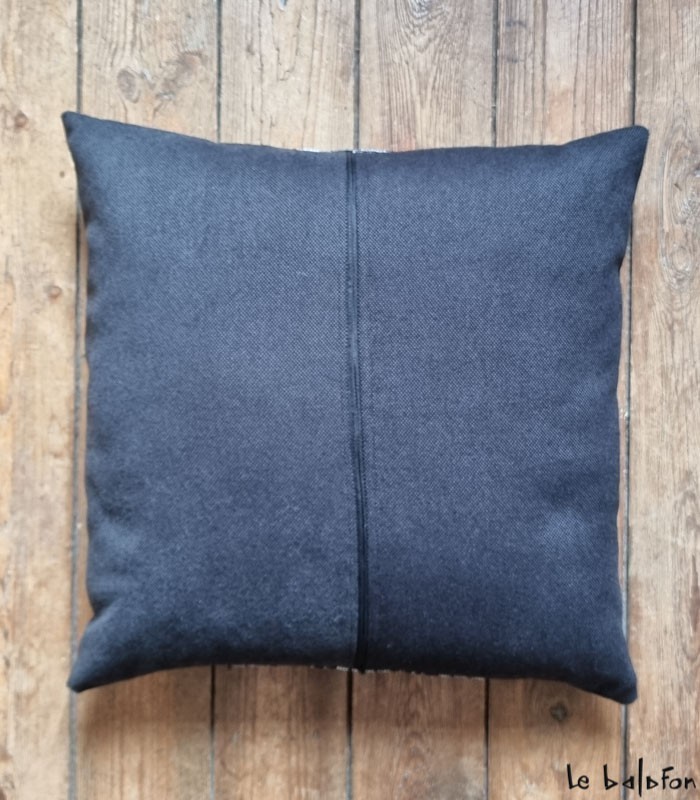 Coussin en pagne tissé 40x40 noir et blanc