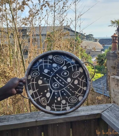 Plateau rond noir collection Saya