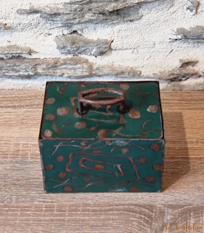 Petite boîte rectangle en métal