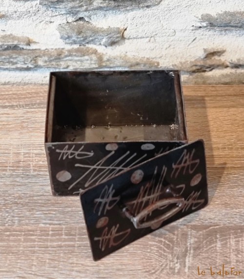 Petite boîte rectangle en métal