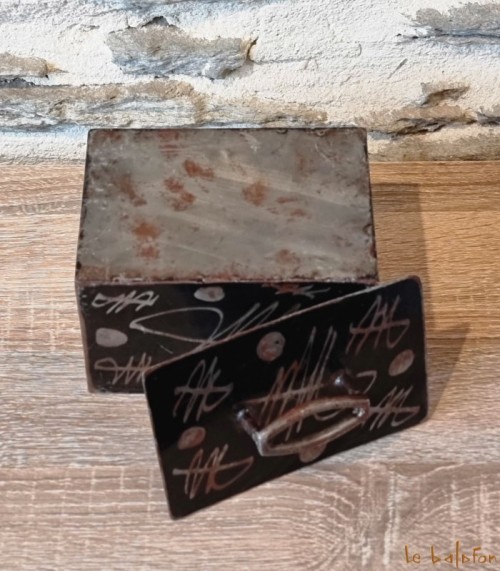 Petite boîte rectangle en métal