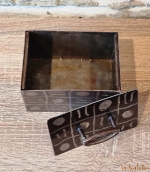 Petite boîte rectangle en métal