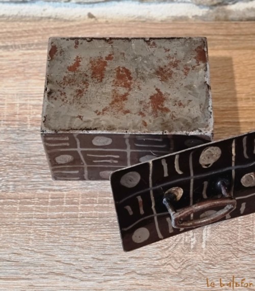 Petite boîte rectangle en métal