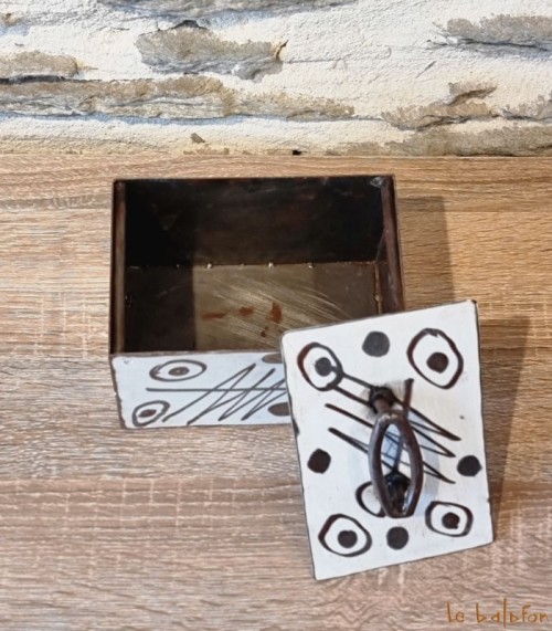 Petite boîte rectangle en métal