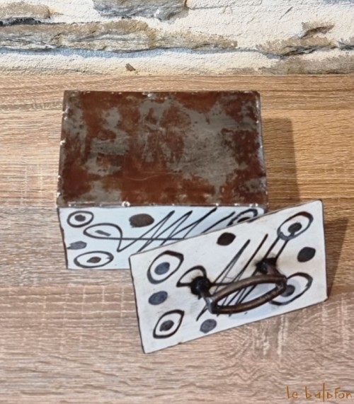Petite boîte rectangle en métal
