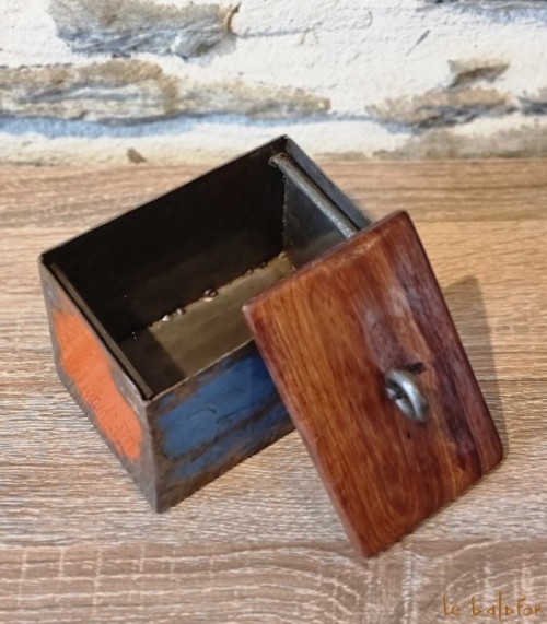 Petite boîte rectangle en métal