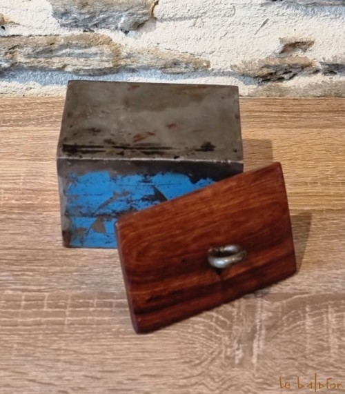 Petite boîte rectangle en métal