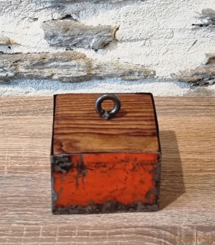 Petite boîte rectangle en métal