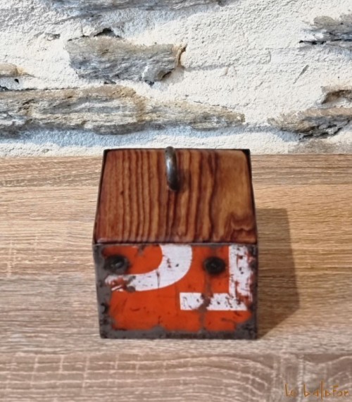 Petite boîte rectangle en métal