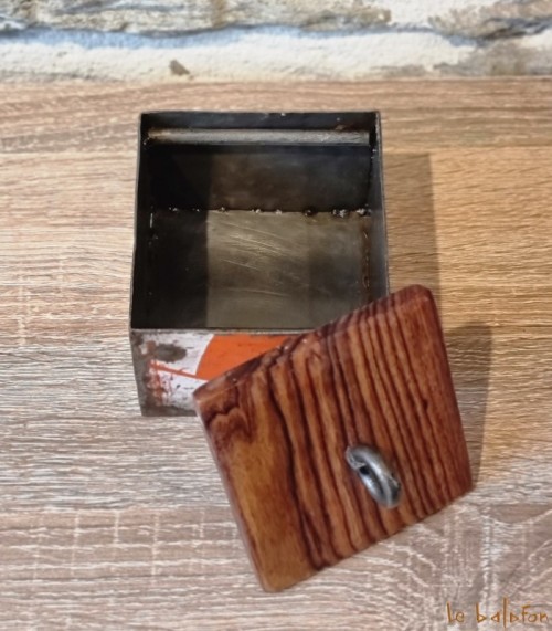 Petite boîte rectangle en métal