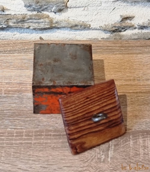 Petite boîte rectangle en métal