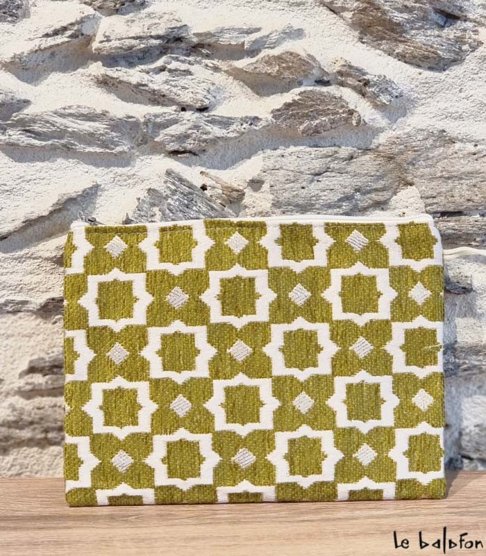 Pochette artisanale en velours vert