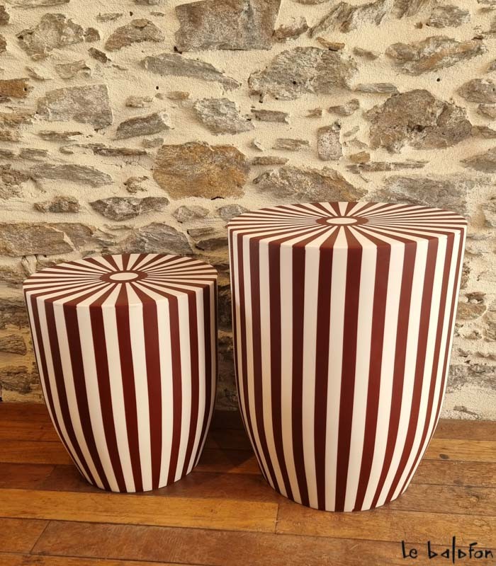 AYLA bordeaux–Table d’appoint artisanale à rayures bicolores - 1