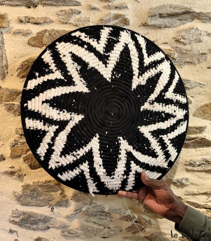 Plateau berbère décoratif noir et blanc–motifs géométriques artisanaux - 2