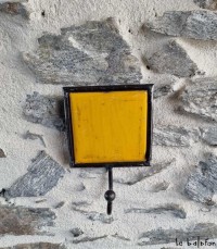 Patère murale éthique en métal recyclé jaune