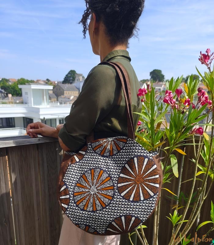 Sac rond en tissu wax marron, noir & blanc Artisanat du Sénégal 