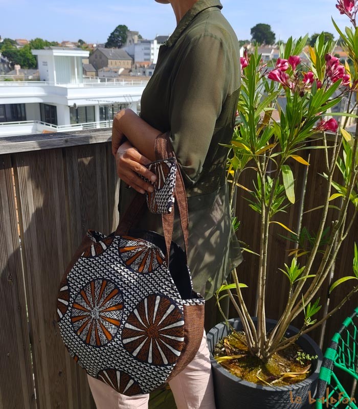 Sac rond en tissu wax marron, noir &amp; blanc Artisanat du Sénégal 