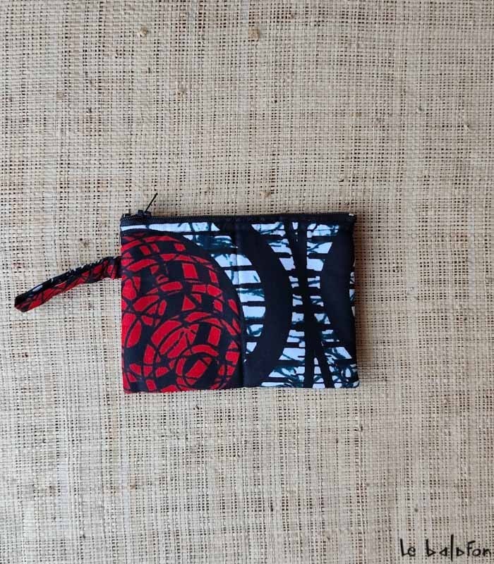 Porte-monnaie artisanal en tissu wax rouge, noir & blanc - 1