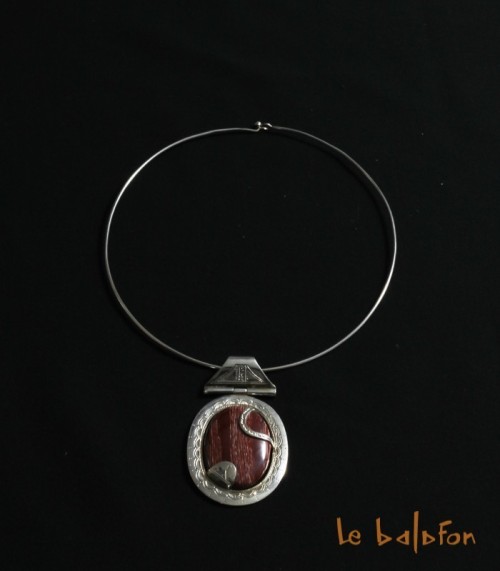 Collier Tour de cou Ethnique Touareg en Argent et Pierre Semi-précieuse Bordeaux.