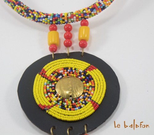 collier cravate africain