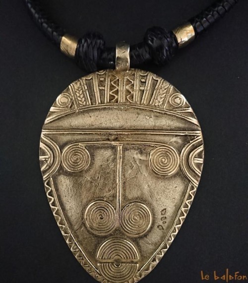 Collier africain avec pendentif bronze