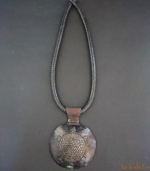 Pendentif Ethnique Africain Sahara En Os Et Laiton - Forme Losange Avec Plaque Décorée - Bijou Artisanal Occasion