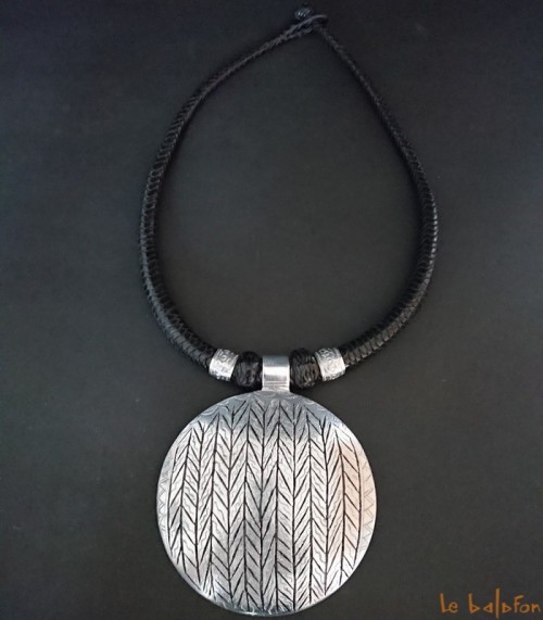 Collier africain avec pendentif laiton