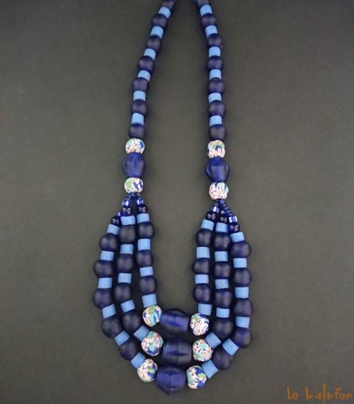 Collier africain plastron en perles colorées