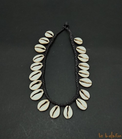 collier ras de cou cauris