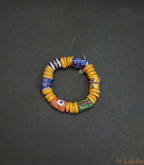 Bracelet africain multicolore en perles de verre recyclées