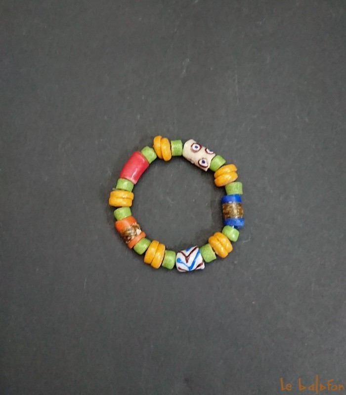 Bracelet africain multicolore en perles de verre recyclées