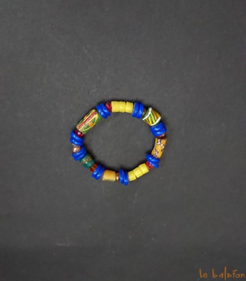 Bracelet africain multicolore en perles de verre recyclées